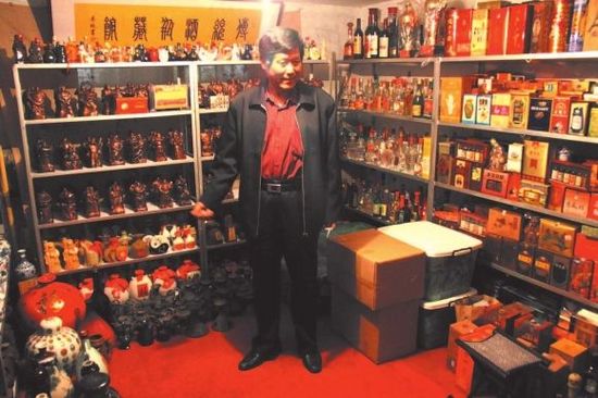 “瓶痴”李传统 12年藏瓶六千(图)
