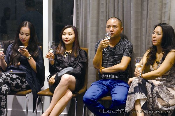 点击放大