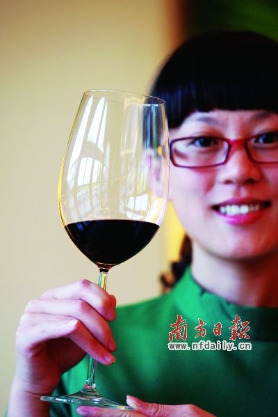 懂得品红酒的东莞人如今越来越多。一些人已经将品酒当成一种生活方式。