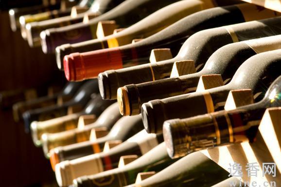 显然2012年发行的2011年期酒，并没有2009、2010年份期酒的火热，欧美经济衰退时最直接的原因，而且五大名庄之一的拉图在今年宣称明年会推出期酒市场，只销售适合饮用的年份，对消费者更负责;虽然市场上一片反对的声音，但是对于投资者或者消费者来说，都需要好好的思考。